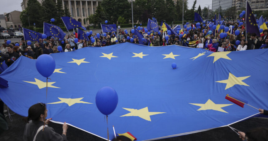 videofoto sute de oameni s au strans la un mars de ziua europei in centrul capitalei manifestantii au ajuns in piata victoriei 69ff7ad37a83c