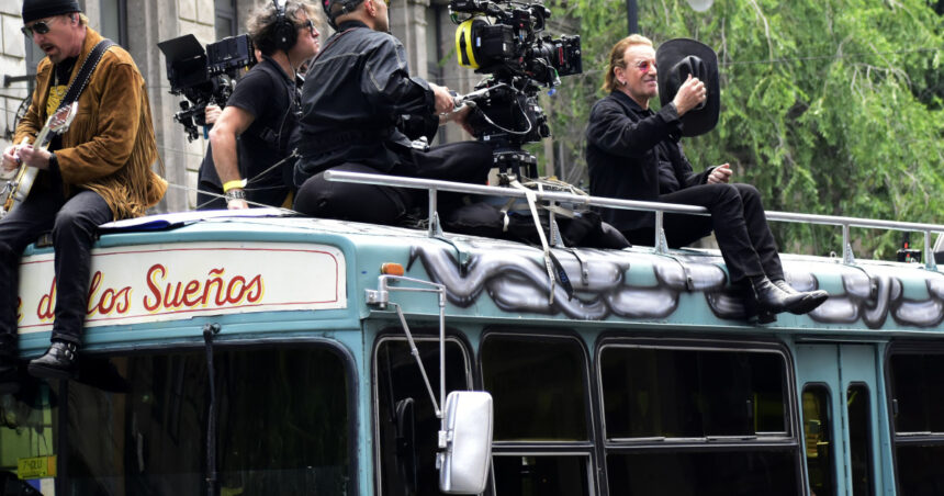 videofoto u2 spectacol pe strazile din mexico city pentru filmarile noului single al trupei street of dreams 6a05779b71ccb