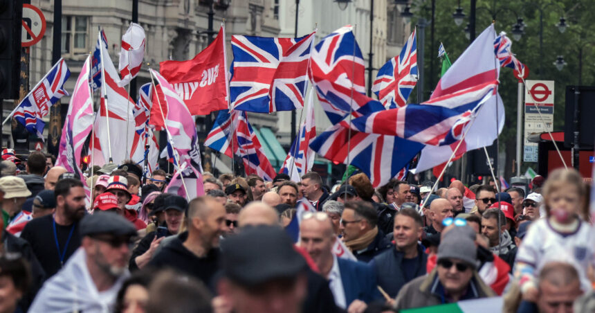 videofoto zeci de mii de oameni la doua marsuri rivale la londra protest anti imigratie si unul pro palestinian 4 000 de politisti mobilizati 6a0879b63a7cb