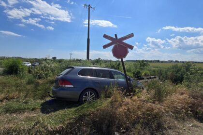 accident feroviar in lumina o masina a fost acrosata de un tren 6a2512f1c86c8