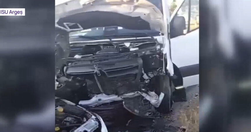 accident grav pe a1 intre un autoturism si un microbuz patru oameni au ajuns la spital 6a3cc50b54033