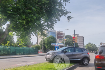 accident pe bulevardul mamaia un autoturism a ramas blocat pe scuarul dintre sensurile de mers 6a1d30e06cc3e