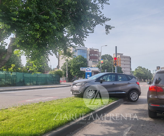 accident pe bulevardul mamaia un autoturism a ramas blocat pe scuarul dintre sensurile de mers 6a1d30e06cc3e