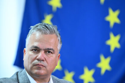 adrian vestea fotografie cu luca niculescu viitor ministru de externe am lucrat la varianta finala a programului de guvernare 6a367bb298ad8