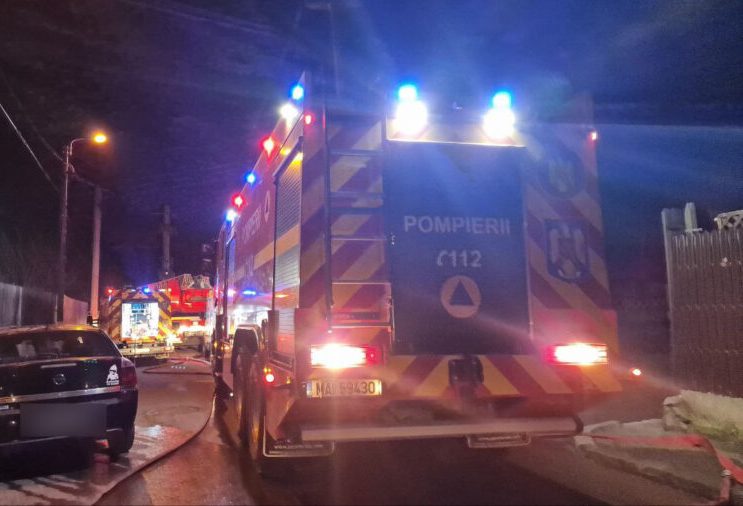 alerta la pecineaga a luat foc o casa pompierii intervin pentru stingerea incendiului 6a3c25315a7e6