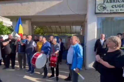angajatii fabricii de arme cugir au intrat in greva spontana a doua zi de protest pentru ca nu au fost platiti 6a324a9da9123