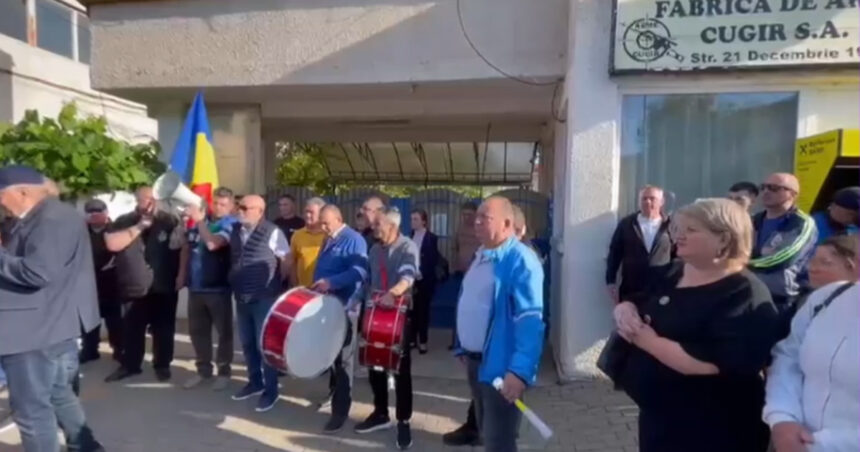 angajatii fabricii de arme cugir au intrat in greva spontana a doua zi de protest pentru ca nu au fost platiti 6a324a9da9123