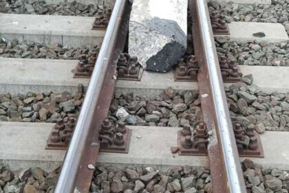 constanta un element de beton asezat pe calea ferata a fost lovit de un tren a existat riscul deraierii 6a33ed0c8d3af