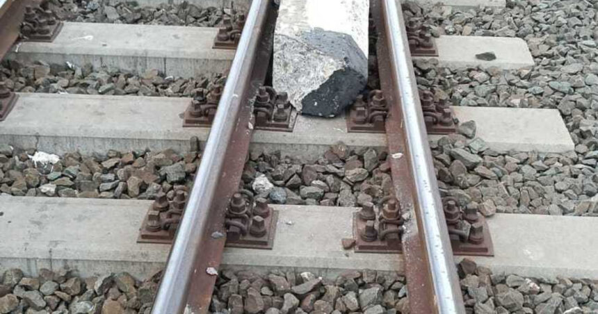 constanta un element de beton asezat pe calea ferata a fost lovit de un tren a existat riscul deraierii 6a33ed0c8d3af