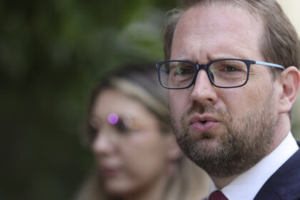 dominic fritz dupa anuntul premierului desemnat privind discutiile cu aur vestea va ajunge premier doar pupand inelul lui simion 6a394b93b3cc5