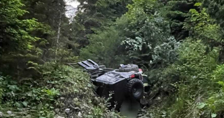 doua persoane au fost ranite dupa ce au cazut cu masina intr o rapa de aproximativ 10 12 metri in judetul bacau 6a3edeed10050