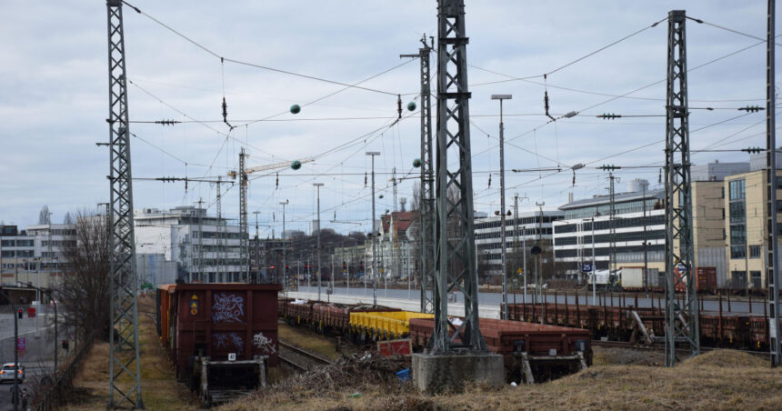 doua vagoane ale unui tren de marfa au cazut de pe un pod in munchen o persoana a fost grav ranita 6a363493a31a9