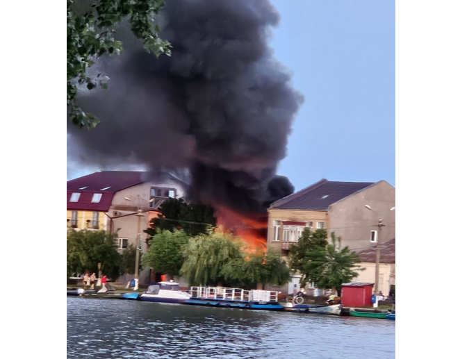 este alerta in sulina un incendiu a izbucnit pe un teren de langa o pensiune 6a29b033be748