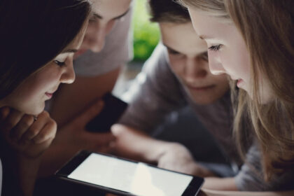 eurobarometru 44 dintre adolescentii romani spun ca petrec prea mult timp in fata ecranelor ce fac pentru a se proteja online 6a31a211ddb29