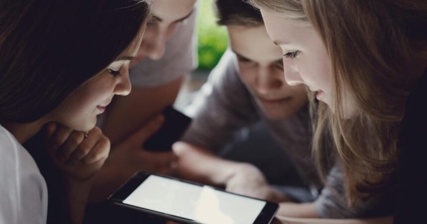 eurobarometru 44 dintre adolescentii romani spun ca petrec prea mult timp in fata ecranelor ce fac pentru a se proteja online 6a31a211ddb29