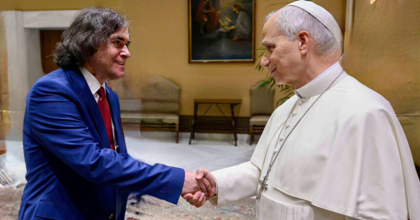 exclusiv mircea cartarescu in mijlocul unei controverse dupa o poza editata cu ai de la intalnirea sa cu papa leon reactia scriitorului 6a3d78535bb9c