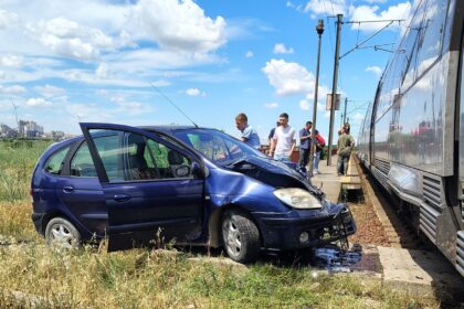 foto accident feroviar la castelu o masina a fost facuta praf de tren soferul incerca sa treaca pe pasajul pietonal 6a326c1e4579b