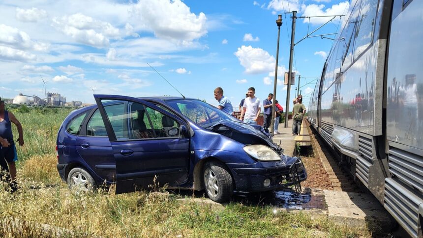 foto accident feroviar la castelu o masina a fost facuta praf de tren soferul incerca sa treaca pe pasajul pietonal 6a326c1e4579b