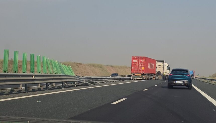 foto accident pe a2 in zona medgidia intre doua tir uri 6a43e781d148a