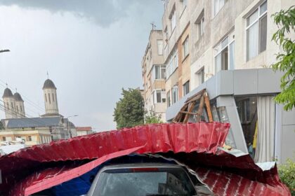 foto acoperisuri luate de vant copaci cazuti peste autoturisme si drumuri blocate in tulcea intr o ora de cod portocaliu 6a440e297bc54