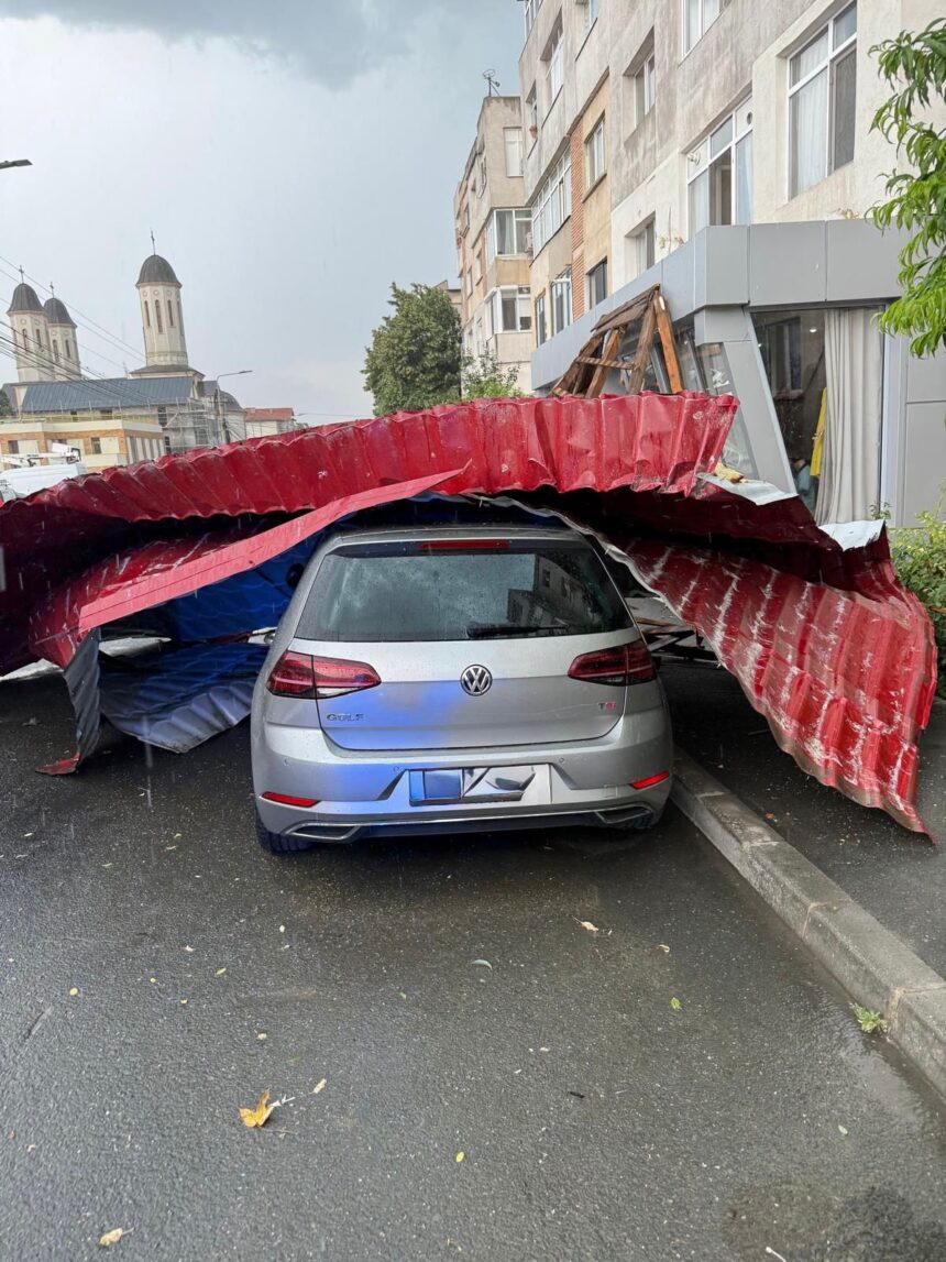 foto acoperisuri luate de vant copaci cazuti peste autoturisme si drumuri blocate in tulcea intr o ora de cod portocaliu 6a440e297bc54