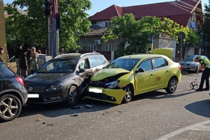 foto constanta accident la intersectia strazilor muncel cu unirii este implicat un taxi 6a1fc955bf5c9