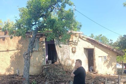 foto presedintele cjc florin mitroi va reface din temelii casa din lipnita mistuita ieri de flacari totul a pornit de la apelul la solidaritate lansat de primar 6a1fe58fb076d