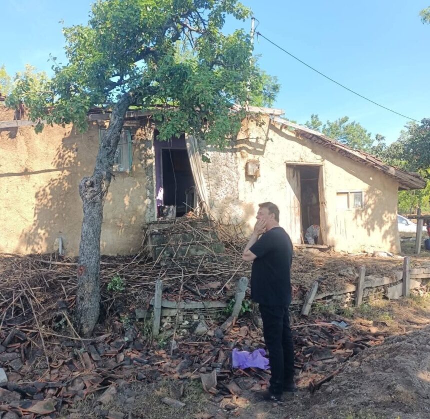 foto presedintele cjc florin mitroi va reface din temelii casa din lipnita mistuita ieri de flacari totul a pornit de la apelul la solidaritate lansat de primar 6a1fe58fb076d
