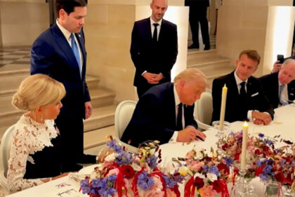 foto ultima ora donald trump a semnat acordul de pace cu iranul stramtoarea ormuz ar urma sa fie redeschisa 6a3388f12d32f