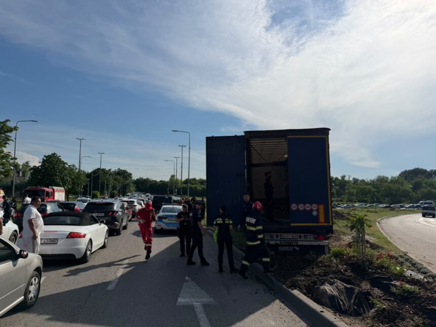 foto video alerta la ciresica un tir a lovit un autobuz si mai multe masini 6a26d4ec8c918