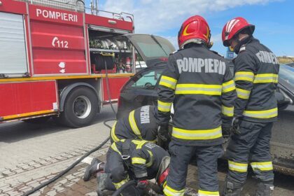 foto video alerta la tulcea a luat foc un autoturism langa un supermarket din municipiu 6a310c8899fe2