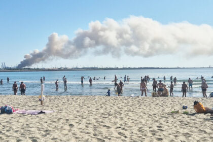 foto video eforie nord fumul gros provenit de la incendiul din portul agigea este vizibil de pe plaja 6a40bb6706d80