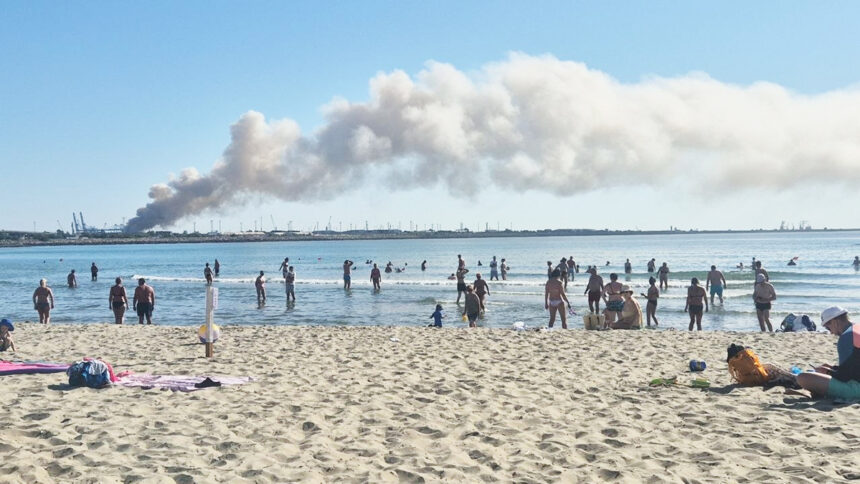 foto video eforie nord fumul gros provenit de la incendiul din portul agigea este vizibil de pe plaja 6a40bb6706d80