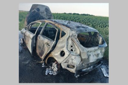 foto video un autoturism a ars ca o torta intre localitatile valeni si sipote din judetul constanta o minune a facut sa nu fie victime 6a36d1085dad0