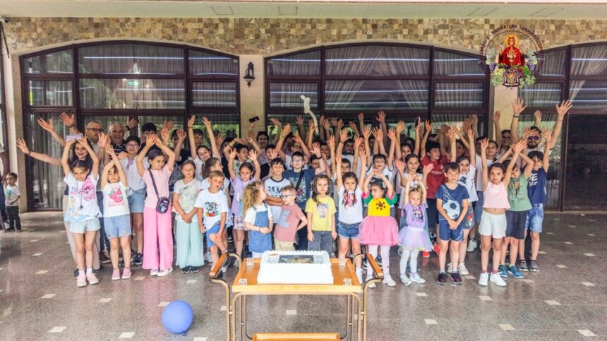 foto ziua copilului sarbatorita cu bucurie de membrii corului noii ostasi ai lui hristos al parohiei basarabi i 6a1f0f00750f6