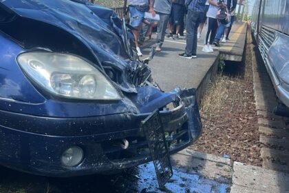 galerie foto accident feroviar la castelu o masina s a facut praf 6a327d7f69eed