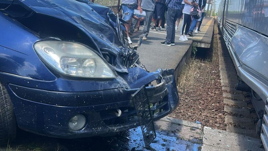 galerie foto accident feroviar la castelu o masina s a facut praf 6a327d7f69eed
