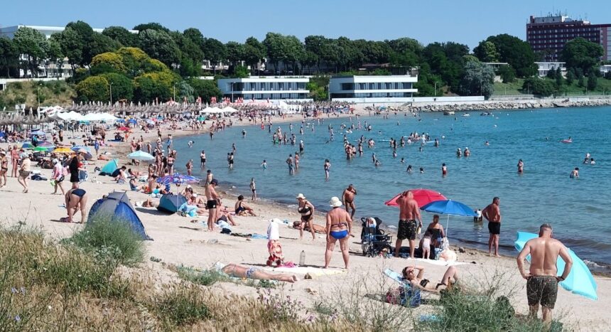 litoralul romanesc luat cu asalt 90 000 de turisti s au refugiat de canicula la malul marii corina martin presedintele resto constanta este cel mai mare grad de ocupare din acest sezon 6a40d7b067637