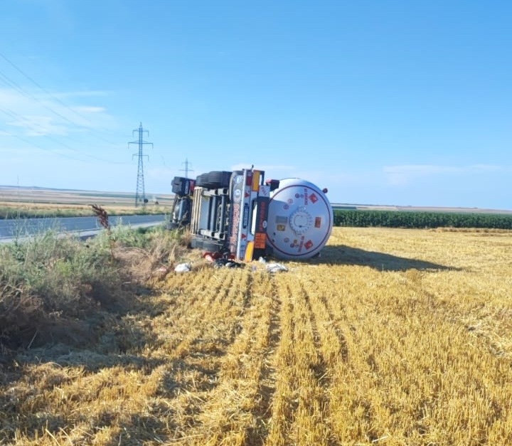 oficial de la ipj constanta cum s a intamplat accidentul in urma caruia o cisterna s a rasturnat pe dj 226 6a3ade4f17fe9