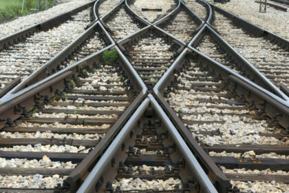 pericol pe calea ferata in suceava scanduri de lemn au fost gasite perpendicular pe sine un tren la un pas de tragedie 6a4215bf0540d
