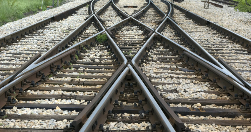 pericol pe calea ferata in suceava scanduri de lemn au fost gasite perpendicular pe sine un tren la un pas de tragedie 6a4215bf0540d