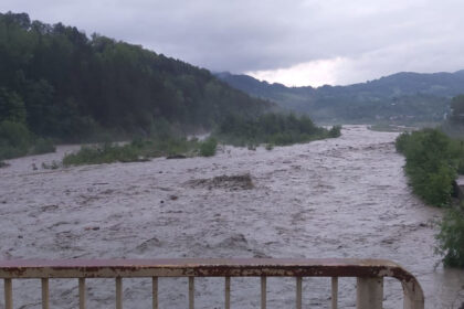 ploile fac ravagii in vrancea si neamt persoane evacuate sate afectate si pod avariat in grinties 6a25abc5b5038