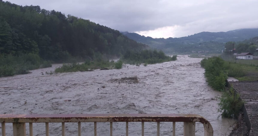 ploile fac ravagii in vrancea si neamt persoane evacuate sate afectate si pod avariat in grinties 6a25abc5b5038