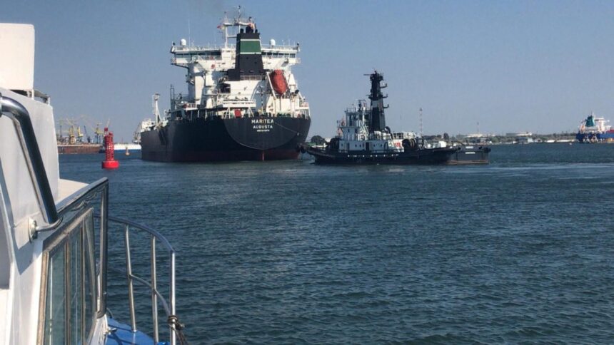 traficul maritim pe canalul sulina este restrictionat dupa esuarea unei nave 6a32d5a0160b3