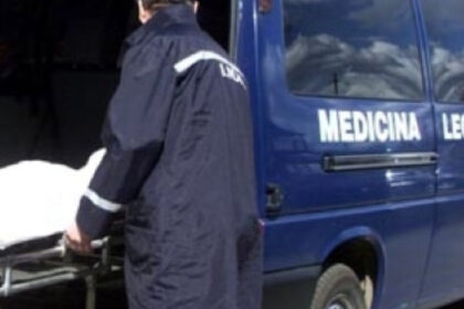 tragedie in cimitir un copil de 12 ani a murit dupa ce a cazut o cruce peste el era cu tatal sau care curata un mormant 6a3d89f545abf