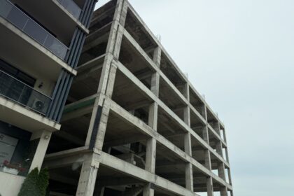 tupeu bloc ridicat fara autorizatie in tomis plus investitorul nu primeste permisiunea sa intre in legalitate 6a3d09835133f
