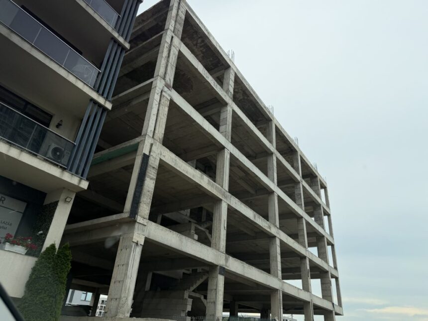 tupeu bloc ridicat fara autorizatie in tomis plus investitorul nu primeste permisiunea sa intre in legalitate 6a3d09835133f