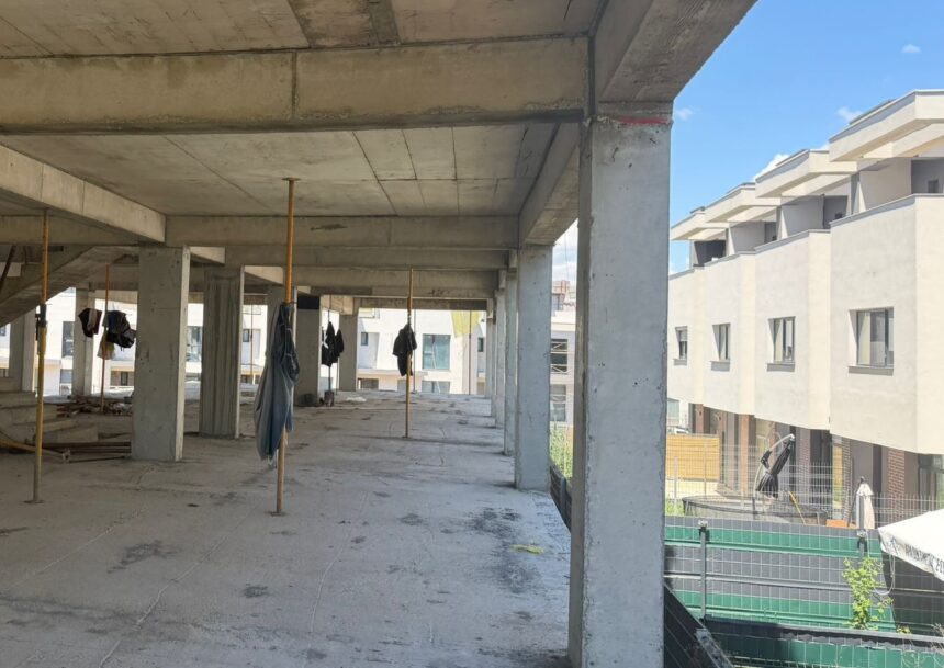 video aberant un investitor continua lucrarile la un bloc din constanta desi vecinii au obtinut suspendarea autorizatiei de construire 6a38696a611a1