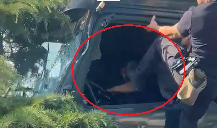 video ancheta la politia locala dupa ce un agent a lovit soferul tir ului care a facut prapad in constanta 6a27cf24ea438