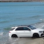 video bolid de lux blocat in mare pe plaja din olimp imagini incredibile 6a1efda319e63